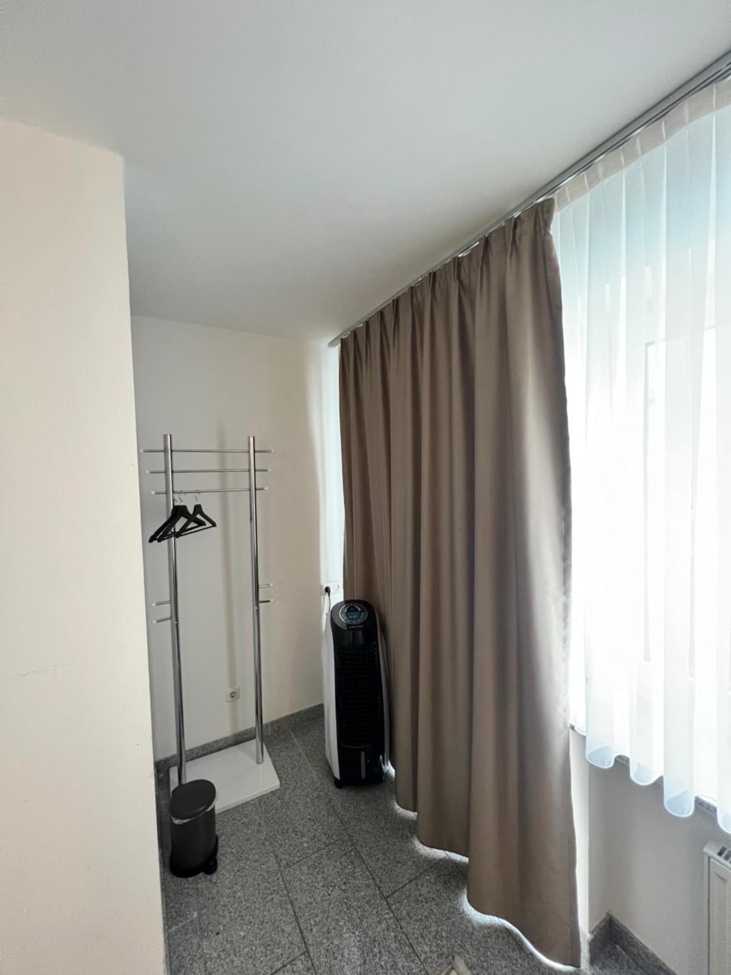Budget Rooms Just For Sleeping - Digital Access Köln Eksteriør billede