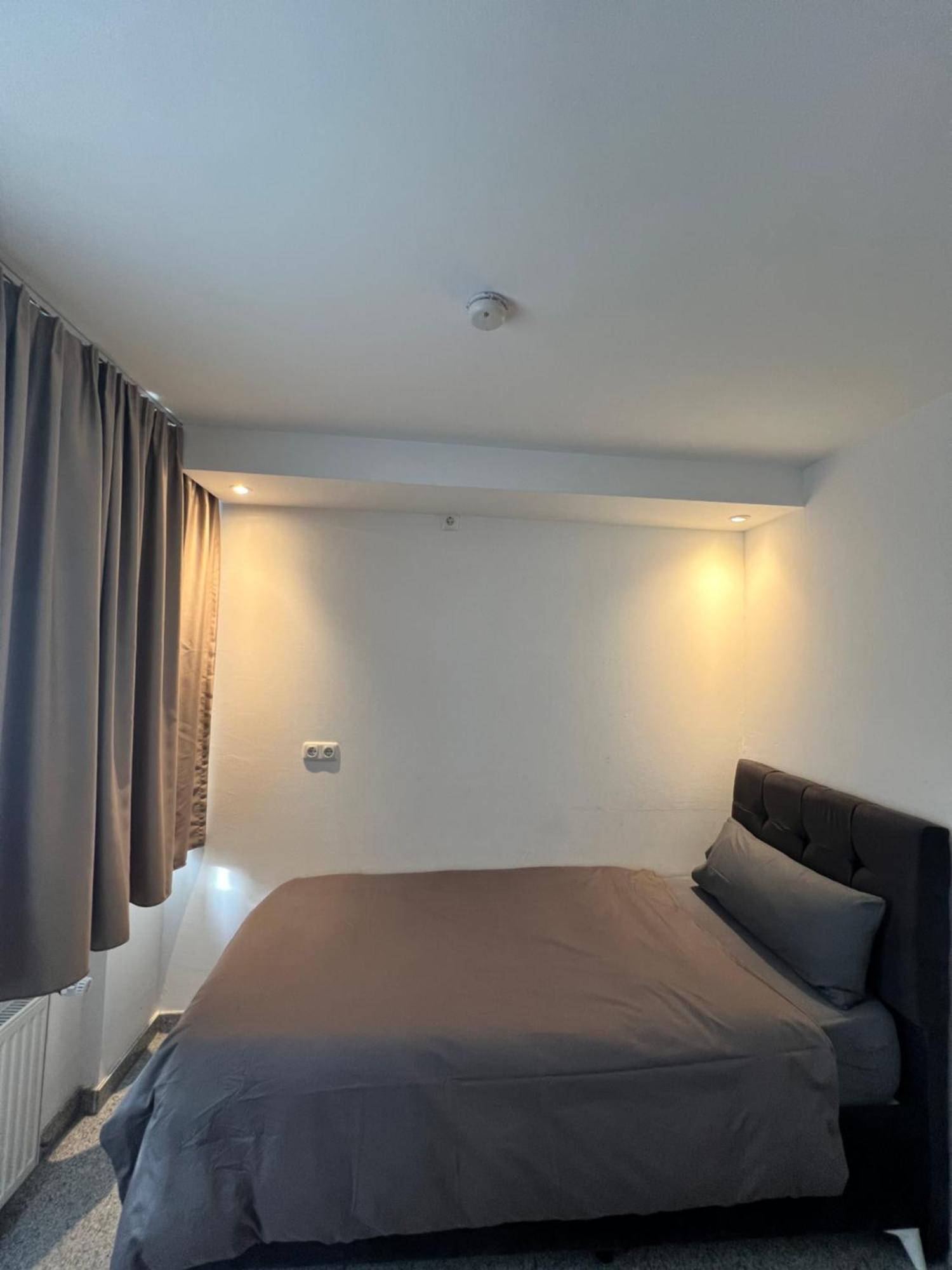 Budget Rooms Just For Sleeping - Digital Access Köln Eksteriør billede