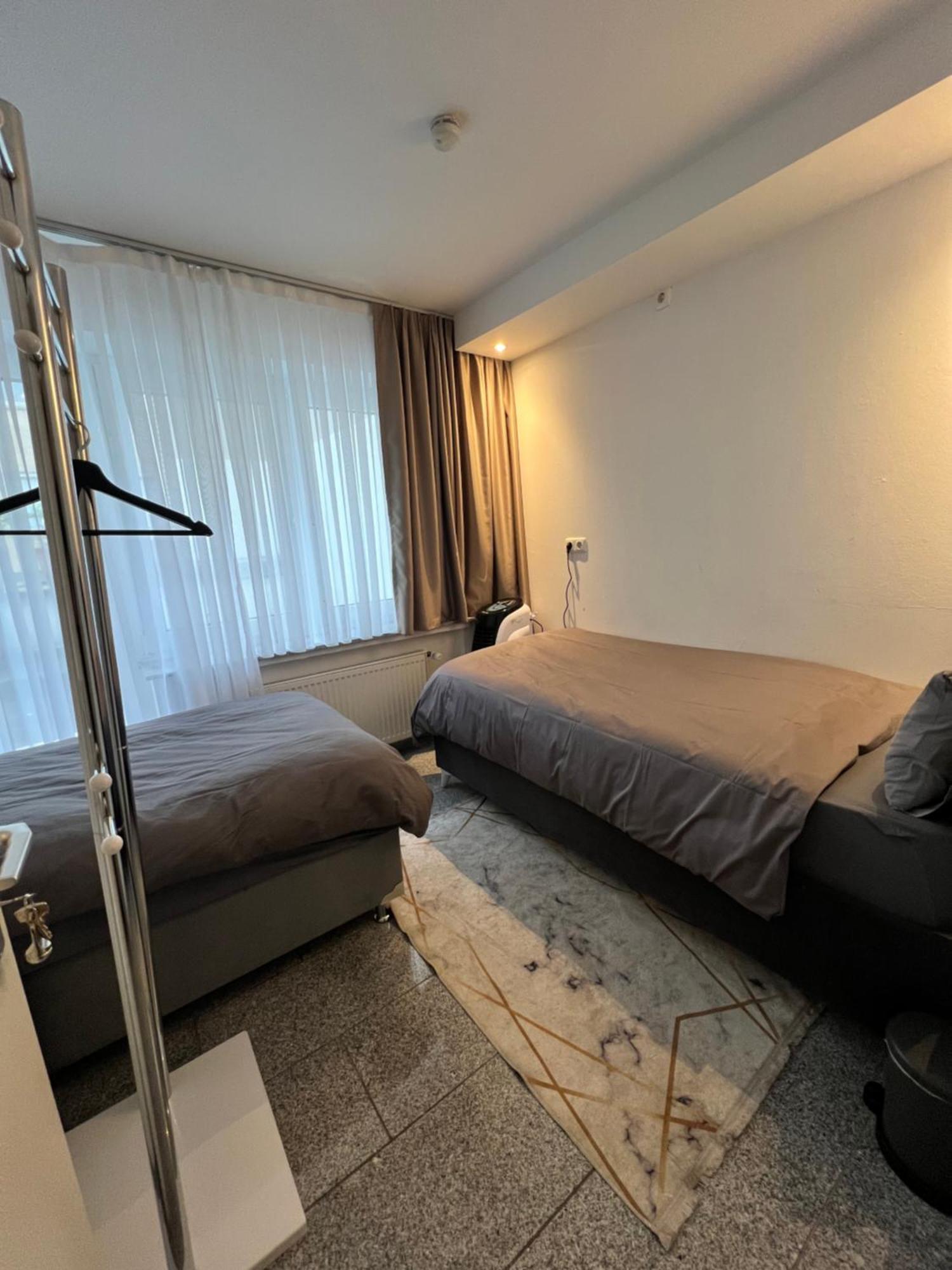 Budget Rooms Just For Sleeping - Digital Access Köln Eksteriør billede